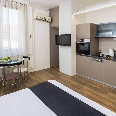 Monument Apartment *